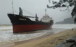 Khắc phục việc tràn dầu từ các tàu hàng bị chìm do bão số 12