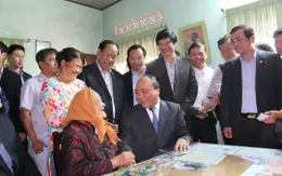 Thủ tướng thăm và tặng quà các gia đình Mẹ Việt Nam anh hùng ở Quảng Nam và Đà Nẵng