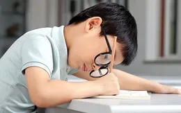Những dấu hiệu phát hiện trẻ bị cận thị, suy giảm thị lực