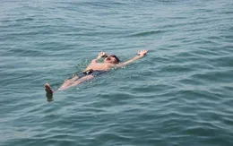 Dạy trẻ kỹ năng nổi trên mặt nước để tránh đuối nước như thế nào?