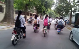Nguy cơ tai nạn giao thông khi trẻ đi xe đạp điện