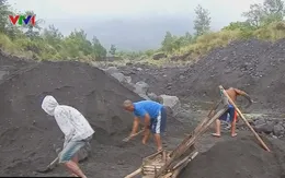 Philippines: Người dân khu vực nguy hiểm vẫn làm việc bất chấp cảnh báo núi lửa