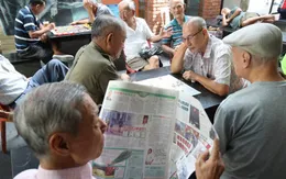 Lý do người già thường hay bị chóng mặt, nghe kém