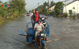 Dịch vụ chở xe máy qua đường ngập đắt hàng