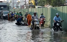 Triều cường đạt đỉnh tại TP.HCM, người dân vất vả mưu sinh