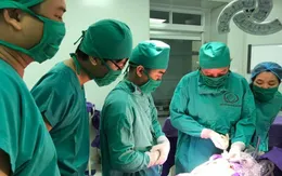 Trẻ 1 ngày tuổi mang khối u quái vùng cụt