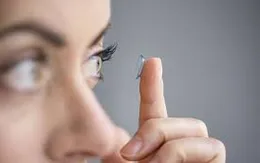 Sử dụng kính áp tròng như thế nào để an toàn nhất cho mắt?