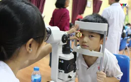 Cha mẹ cần làm gì để giảm nguy cơ mắc tật khúc xạ ở trẻ?