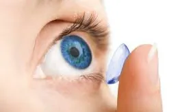 Sau mổ mắt bao lâu thì được đeo lens áp tròng?