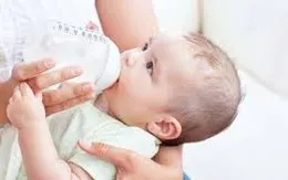 Lợi và hại khi cho con tập bú bình sữa sớm