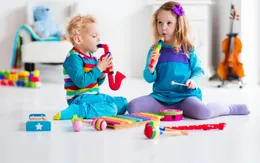 Đồ chơi phát ra âm thanh: Mối nguy hiểm vô hình có thể khiến con bạn bị điếc
