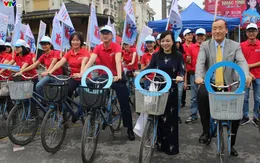 Bộ trưởng Bộ Y tế đạp xe kêu gọi người dân phòng chống đái tháo đường