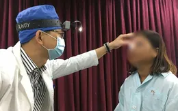 Đứng trước cửa nhà, người phụ nữ bị đạn lạc trúng mắt