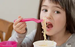 Nguy cơ bị bỏng từ mì ăn liền đối với trẻ em