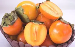 Nhập viện sau khi ăn quả hồng giòn