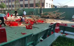TP.HCM: Sập giàn giáo sân khấu, 25 học sinh nhập viện