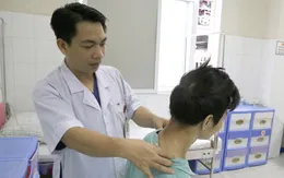 Đắp thuốc nam, châm cứu tới liệt nặng mới vào bệnh viện