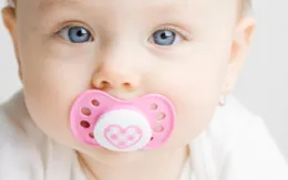 Làm sạch núm vú giả bằng miệng làm giảm nguy cơ dị ứng ở trẻ sơ sinh?