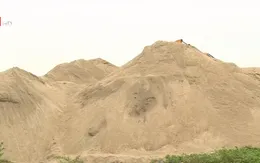 Ngang nhiên tập kết cát sạn trong hành lang thoát lũ