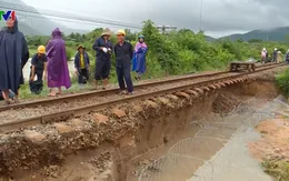 Ảnh hưởng bão số 9, đường sắt Bắc - Nam tê liệt vì sạt lở