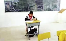 Học sinh ung thư bị cách ly ngồi cuối lớp do giáo viên sợ lây bệnh cho các bạn