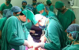10 bác sĩ hiến máu, trắng đêm cấp cứu sản phụ bị đờ tử cung sau sinh