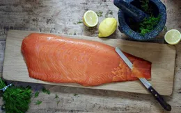 Ăn cá hồi, cá mòi giúp giảm các triệu chứng hen suyễn ở trẻ em