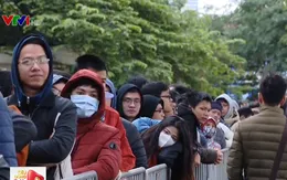 Hàng nghìn CĐV xếp hàng nhận vé xem chung kết lượt về AFF Cup