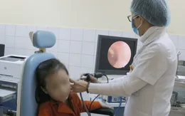 Lấy hạt cườm rơi vào tai bé gái 5 tuổi ở Quảng Ninh