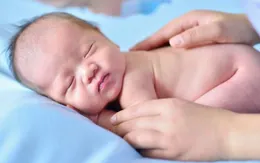 Vỗ nhẹ lưng giúp trẻ giảm đau