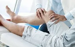 Nam thanh niên bị đứt hết dây chằng gối phải vì ngã trong lúc đá bóng