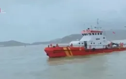 Kịp thời đưa 4 thuyền viên nước ngoài bị thương vào đất liền điều trị