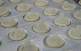 Pháp chi tiền mua bao cao su cho công dân