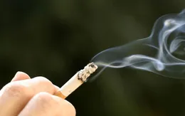 Cha hút thuốc ảnh hưởng đến khả năng sinh sản của con trai