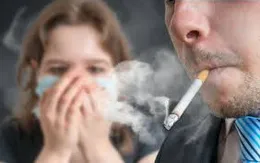 Hút thuốc thụ động có thể gây vô sinh ở nữ giới
