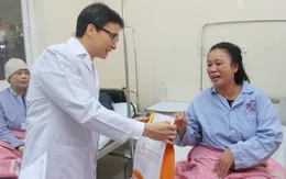 Phó Thủ tướng Vũ Đức Đam thăm, tặng quà bệnh nhân ung thư