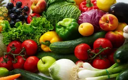 Bữa ăn ngày Tết với cầu vồng rau xanh và quả chín