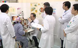Cận cảnh quá trình ghép giác mạc của bé Hải An cho 2 người bệnh