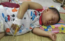 Mẹ vừa mất vì ung thư, bé gái 3 tuổi lại đối mặt với bệnh ung thư