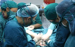 Cấp cứu kịp thời cho một bệnh nhi người Lào nguy kịch vì nhiễm độc nặng