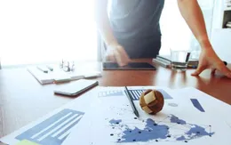 Đứng lâu có hại cho sức khỏe tương đương ngồi nhiều