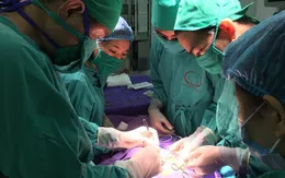 Phẫu thuật hạ lại tinh hoàn cho bé trai 2 tuổi