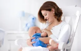 Nguy cơ béo phì ở trẻ liên quan chế độ ăn của mẹ trong giai đoạn cho con bú