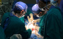 Nôn ra máu, hai bé gái suýt chết vì căn bệnh hiếm