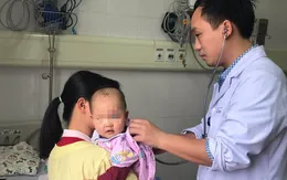 Cấp cứu trẻ bị viêm loét miệng họng do nhiễm độc chì từ thuốc cam