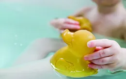 Vịt cao su cho trẻ em chứa nhiều vi khuẩn