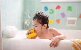 Tắm cho trẻ ngày lạnh thế nào?