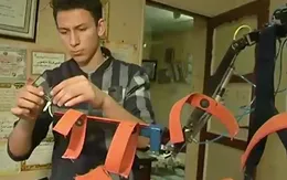 Học sinh sáng chế bộ xương robot giúp người tàn tật đi lại