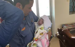Nhân viên đường sắt đỡ đẻ cho sản phụ trên tàu