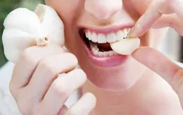 Ăn tỏi sống, đề phòng những tác dụng phụ đáng sợ này